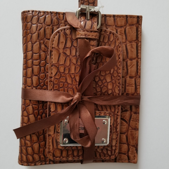 Liz Claiborne Accessories - Liz Claiborne Passport Holder and Luggage Tag  NWT